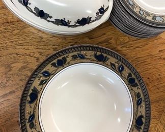 MIKASA ARABELLA SET OF DISHES