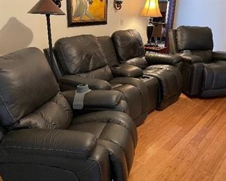 Black leather La Z boy loveseat with matching recliner‘s