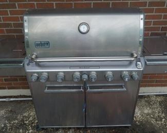 Weber propane grill, used twice and super clean
