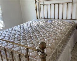Queen Size Brass Bed Mattress Set