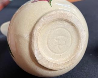 Watt Pottery Dutch Tulip 62 Creamer 4.5x3.5x3.25in HxWxD