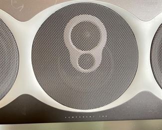 LINN Komponent 106 Center Channel Speaker on stand 9x22x8in HxWxD