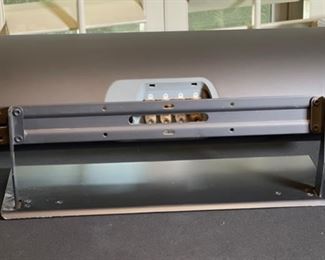 LINN Komponent 106 Center Channel Speaker on stand 9x22x8in HxWxD