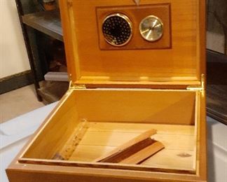 Cigar humidor 