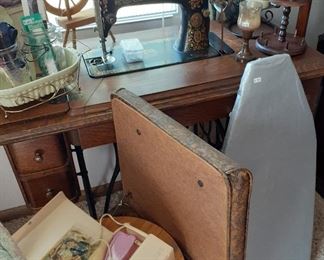 Antique Singer sewing machine, with cabinet