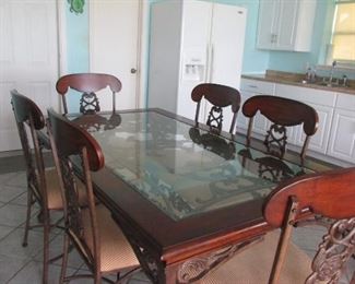 Gorgeous Dining Table with 6 matching Chairs 
