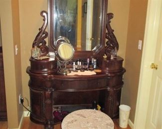 Stunning Pulaski Keepsakes Home Bedroom Furniture