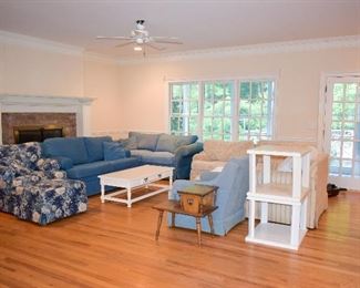 Multiple couches and love seats 
With extra covers. 
Ethan Allen 