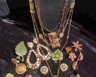 251Trifari, Coro  Monet