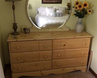Guest room Dresser with mirror
