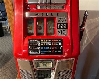 Mills Hi Top Slot Machine - for fun home entertainment!  In great working order.   Comes with the key.