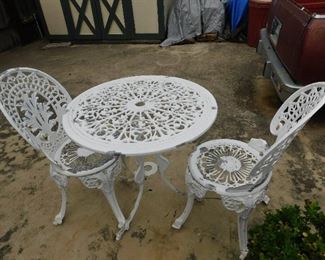 cast aluminum table & chairs