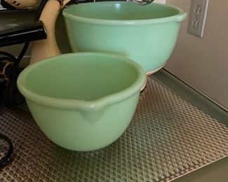 Vintage Sunbeam MixMaster with Original Jadeite Bowls