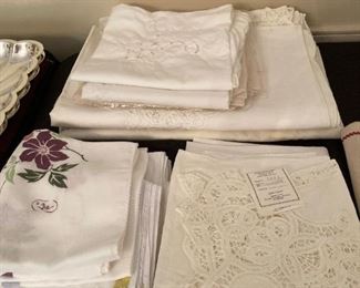 A NICE SELECTION OF TABLECLOTHS AND NAPKINS
