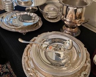A NICE SELECTION OF SILVER PLATE DINNER WARE