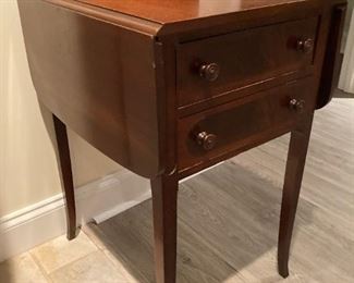 ANTQUE MAHOGANY DROPLEAF ACCENT TABLE WITH TWO DRAWERS