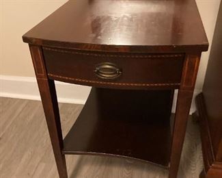 VINTAGE MAHOGANY ACCENT TABLE WITH INLAID WOOD DETAIL