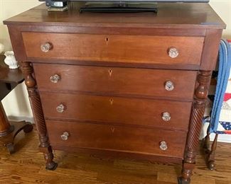 Antique 4-drawer dresser