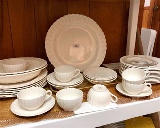 Chelsea Wicker by Spode. 20 pieces. 

Set of 12 Spode floral plates that complement the Chelsea Wicker. 

Sets sold separately.