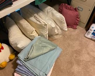 Linens & pillows 