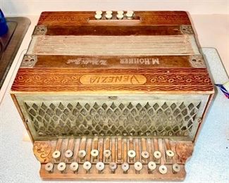 Venezia M. Hohner accordian
