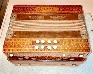 Venezia M. Hohner accordian