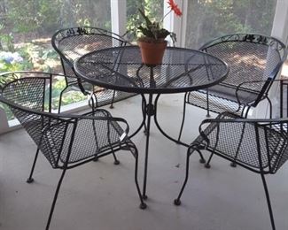 Meadowcraft metal table and chairs, in excellent condition