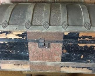 SMALL ANTIQUE CAMELBACK TRUNK