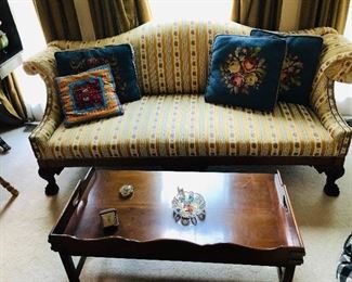 Victorian carved wood sofa in very good condition 