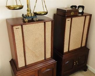 Vintage unique German Wharfedale speaker set W-70 with cabinet base 