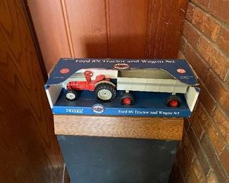 Ertl Ford Tractor and Wagon