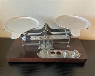 CLEARANCE !   $10.00 NOW, WAS $40.00................Vintage Eastman Weight Studio Scale with 4 weights, few missing  9” x 4” (G005)