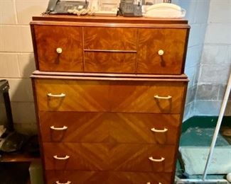 5-drawer veneered dresser.