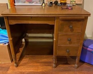 Vintage Wood Desk
Some scratches but is sturdy.
3’ across x 28” deep x 30” tall.
Must be able to move from upstairs and load yourself.