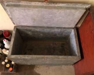 Antique metal ice chest
Good condition.
Measures approximately 13” tall x 25 1/2” long 13 1/2” deep.