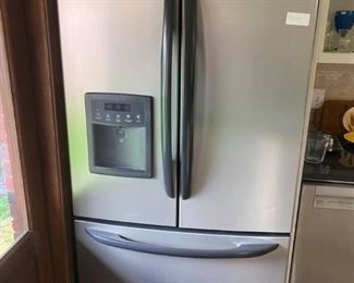 Kenmore Elite Refrigerator
Great working condition.
Pickup in West University. 
Must be able to move and load yourself.
Measures : 3’ across x 26” deep x 69” tall.