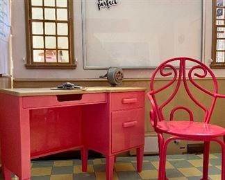 detail- teachers desk