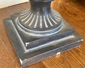 detail please note the chips on the urn - this is the same for both 