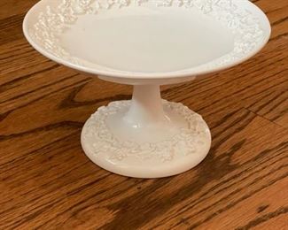 Wedgewood Embossed Queensware Shell on Edge Dinnerware. Six-piece service for 12. Photo 3 of 6
