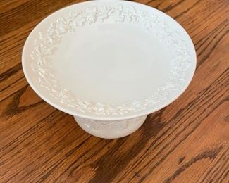 Wedgewood Embossed Queensware Shell on Edge Dinnerware. Six-piece service for 12. Photo 3 of 6