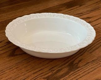 Wedgewood Embossed Queensware Shell on Edge Dinnerware. Six-piece service for 12. Photo 4 of 6