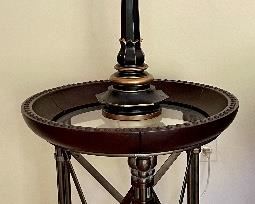 Round accent table w/ cross legs