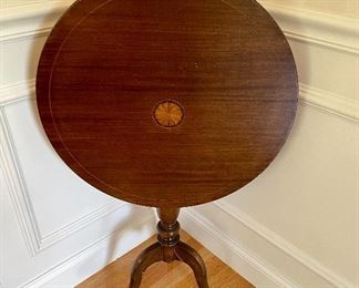 Flip top round pedestal table