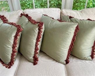 ( 4 ) Decorative pillows