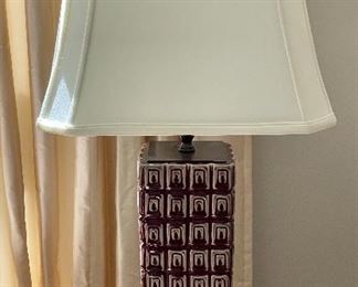 (2 )Burgundy pottery lamps 