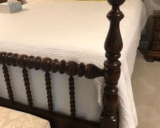 QUEEN SIZE BED AND MATTRESS SET