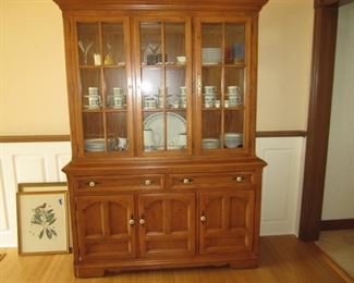 CHINA CABINET BY THOMASVILLE   CHINA NOT FOR SALE