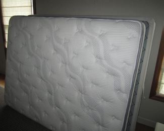 QUEEN MATTRESS