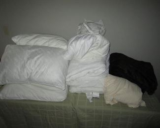 PILLOWS & FAUX FUR THROW