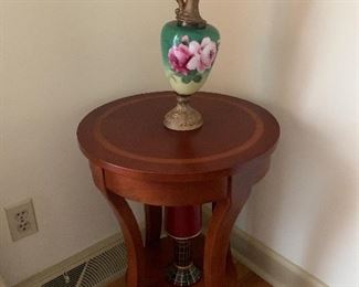 Sweet Accent Table With Painted Urn